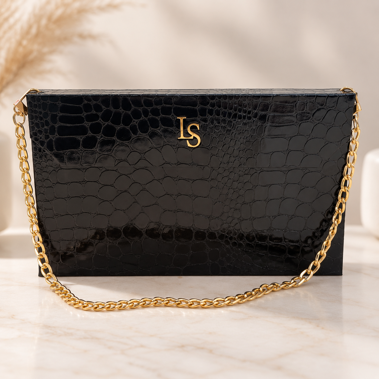 Lash Shack La Borsetta starter set in Black – closed, with LS logo and gold chain