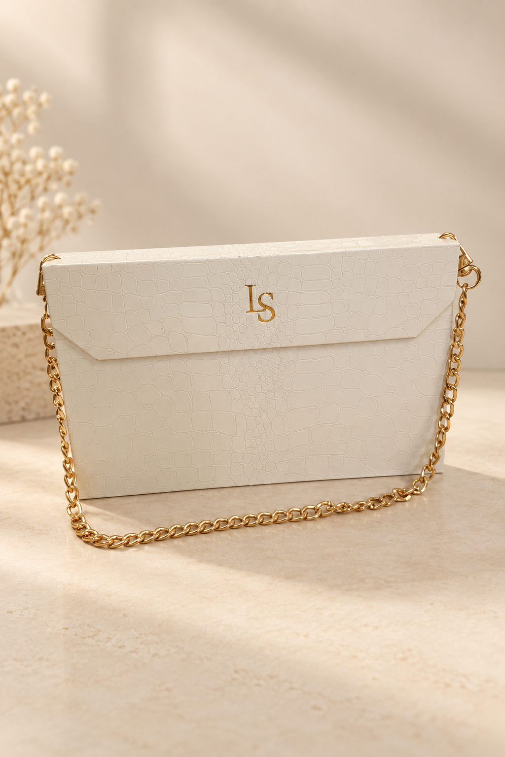 Lash Shack La Borsetta starter set in Cream – closed, with LS logo and gold chain